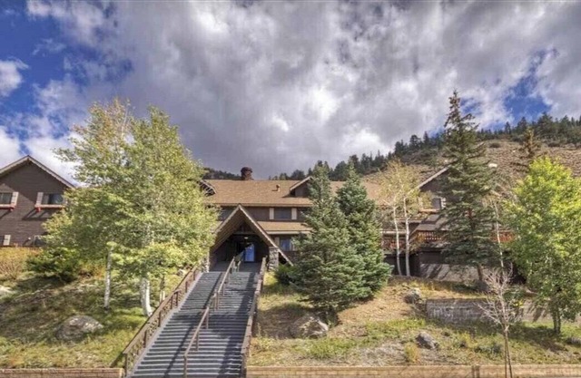 Historique restauré High Sierra Alpine Lodge en juin Lake California