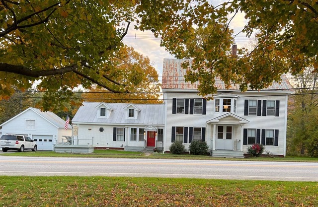 Historic riverfront Booth House - 7 bedrooms & 5 baths, 6 acres close to slopes!