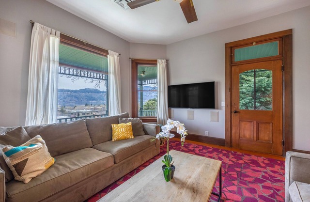 Historic Roe Parker- DT Hood River, 30+ rental! Views!