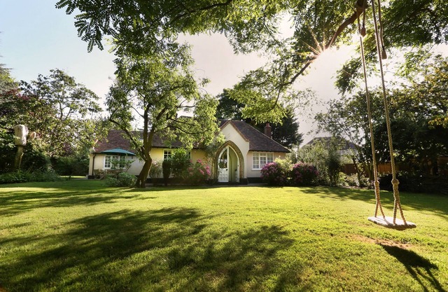 Chalet historique Royal Kent entouré de grands jardins et piscine privée