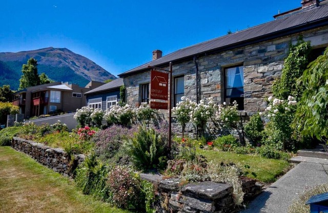 Historic Stonehouse & Alley Cottage - Sleeps 14