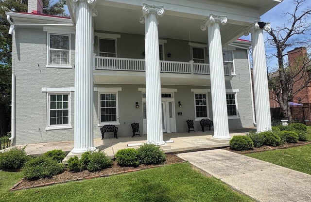 Historic Stonewall Stays Room for 12 w/ New Bunk Room