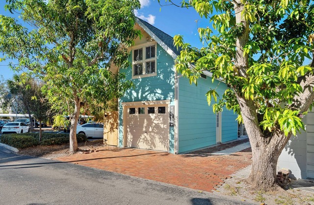 Tiny carriage house,15 mins to AMI.10 mins to IMG.