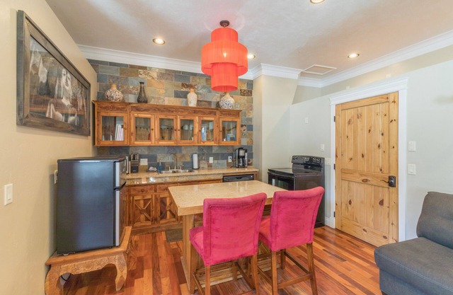 MainStreet Location| In the Heart of Ouray| Historic Studio Suite