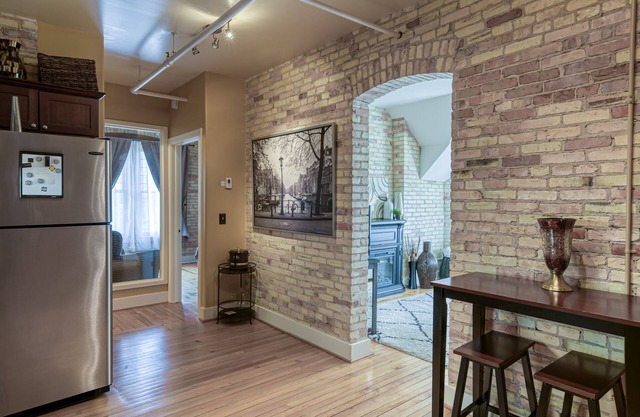 Historic Top Floor Condo ~ 4 personnes ~ Le village de Grand Traverse Commons