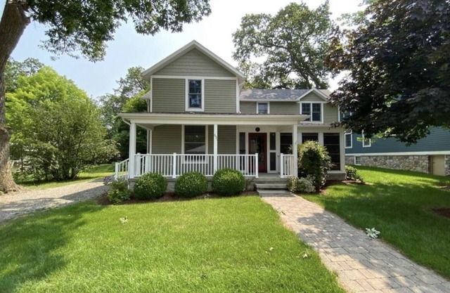 Historic updated cottage walking distance from the pool!