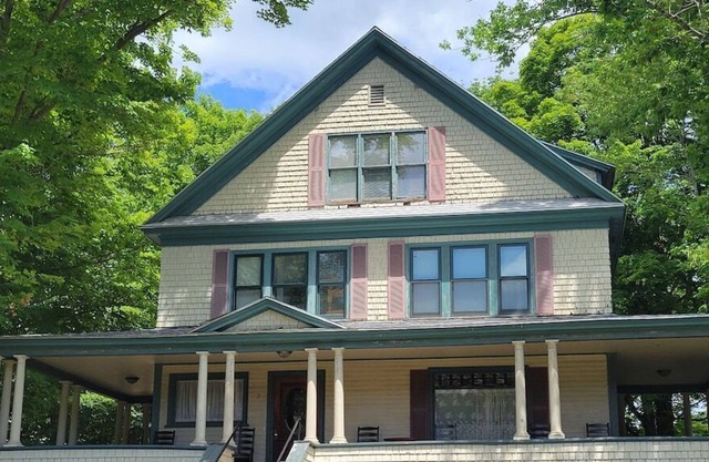 Historic Victorian home sleeps up to 30 guests!!