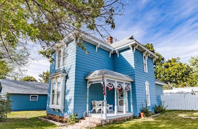 HISTORIC VICTORIAN HOME - Walk 2 Rt 66 - HUGE YARD