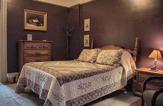 Historic Victorian Room / Private Bath + Views