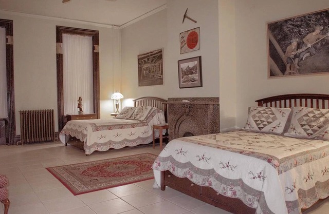 White House Cherry: Charming B&B with WiFi and AC in Serene Shamokin