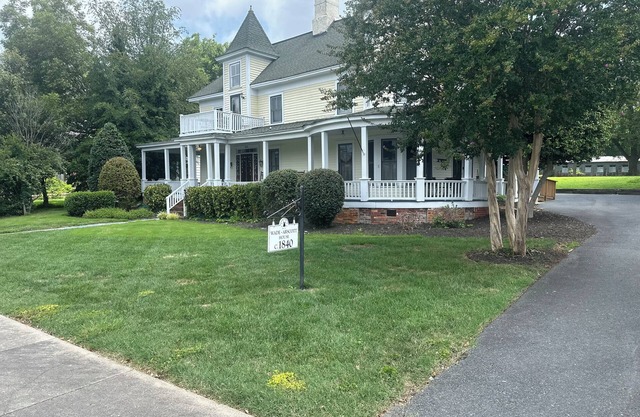 Historic Wade-Arscott home, Main Floor 2BR/2BA in Downtown Troy