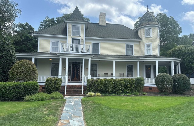 Historic Wade-Arscott home, Upper Level 2BR/2BA in Downtown Troy