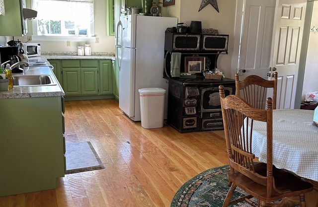 Historical 1904 5-bedroom farmhouse in Plains with stunning view