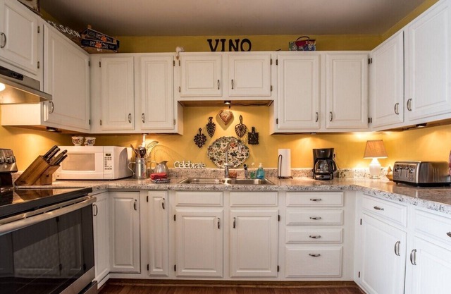 Historical 6BR Downtown Geneva Street Bungalow |Entire Home |Walkable |Well-Appointed |Outdoor Patio