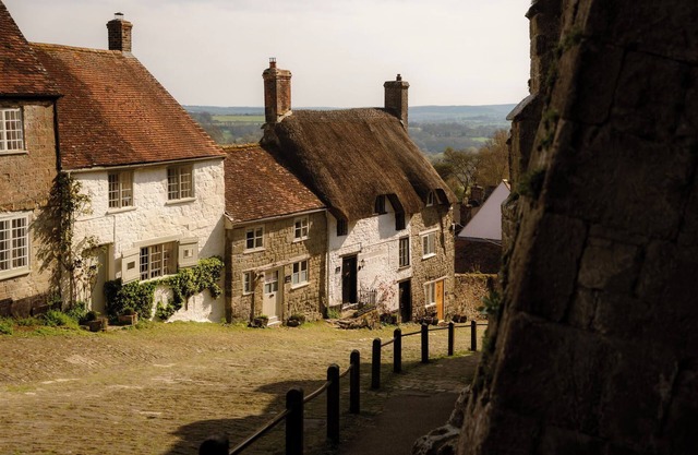 Stone cottage on the cobbles of Gold Hill, spectacular views, 2-min walk to town