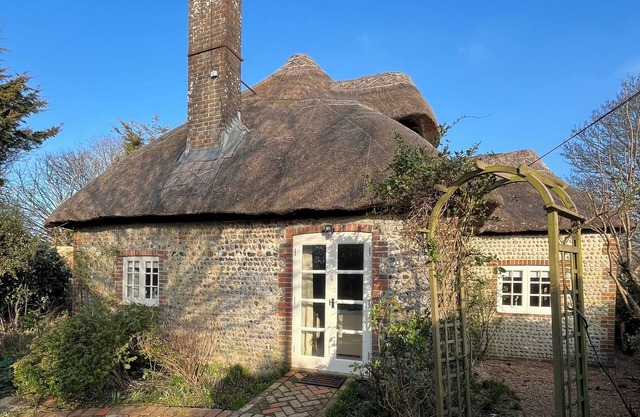 Historical, Grade II Listed Thatched Cottage near beach - with log burner!