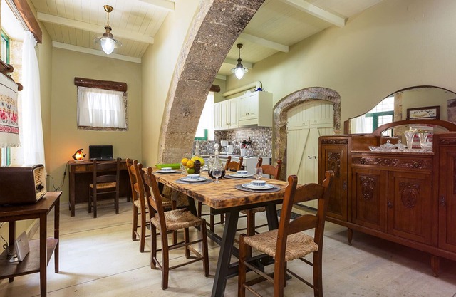 Maison en pierre historique dans un village paisible et calme avec un beau jardin