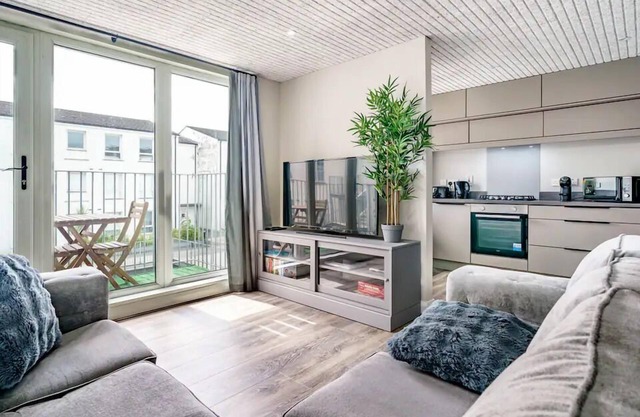 Historical West Belfast | 5 Mins to City Centre| Pass the Keys