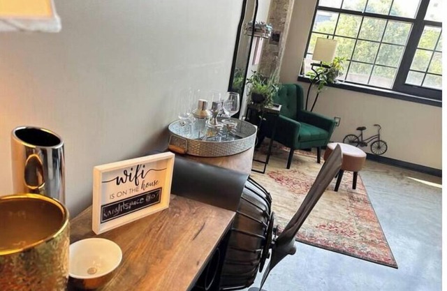Historically Perserved Loft Close to Churchill