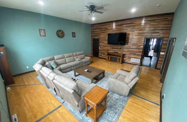 New! Spacious 5-bdrm, 4-bath, 10-Bed, Game Room, Jetted Tub Home In Eau Galle WI