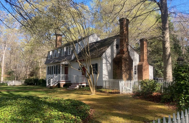 Délices des voyageurs du temps! Propriété des années 1760 dans 110 acres de forêt ancienne