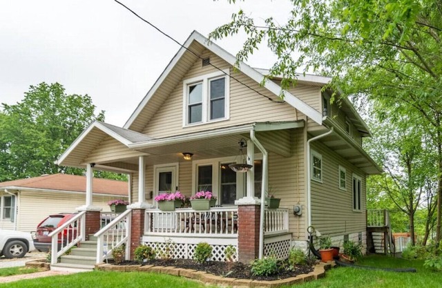 Beautiful & Cozy, updated centrally located Akron single family home