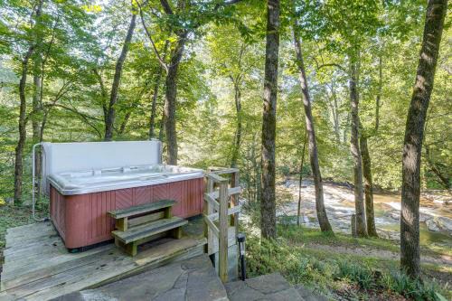 Hiwassee River Gem with Huge Decks Great for Groups