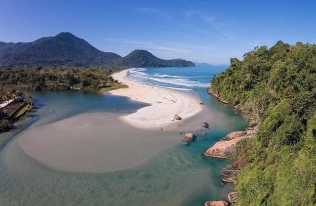 House 400 meters from Itamambuca beach and 200 from Riozinho. Exuberant nature.