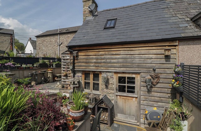 HOARDERS COTTAGE, romantic, luxury holiday cottage in Hay-On-Wye