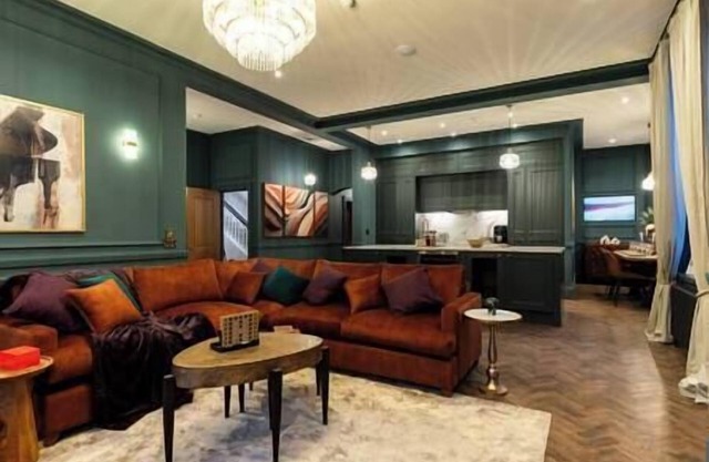 Hob Hurst - Spacious 4 Bed Apt Hot Tub & Parking