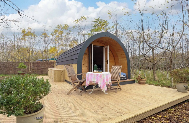 HOBHOLE, pet friendly, country holiday cottage in East Kirkby