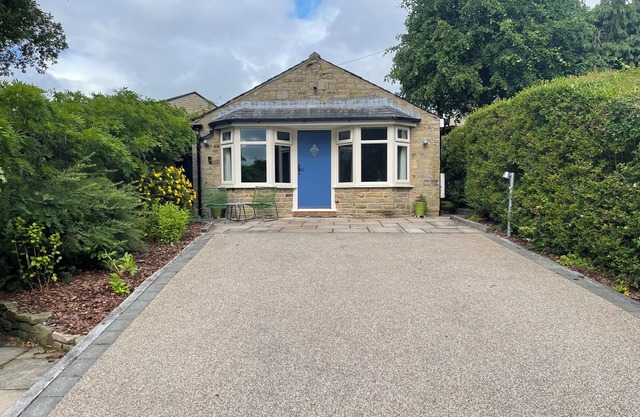 HOCKERLEY COTTAGE, romantic, with a garden in Whaley Bridge