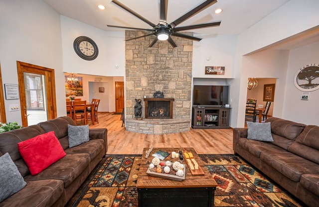 Luxury 5000 sqft Retreat in Hocking Hill. Close to all the caves and trails.