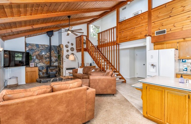 Hodges Hill Hideout w/ pool, spa, BBQ - Dog Friendly!