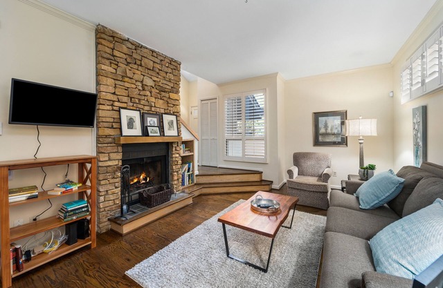 HOLDIAY SALE!! Beautifully decorated home close to everything