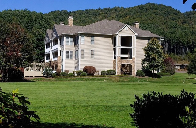 Hole in One Mountain Retreat 2 Bedroom, 2 Bath, Beautiful View,