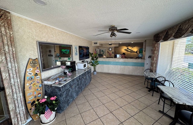 Hole Inn the Wall Hotel - Fort Walton Beach - Sunset Plaza - nearby Beaches & Hurlburt