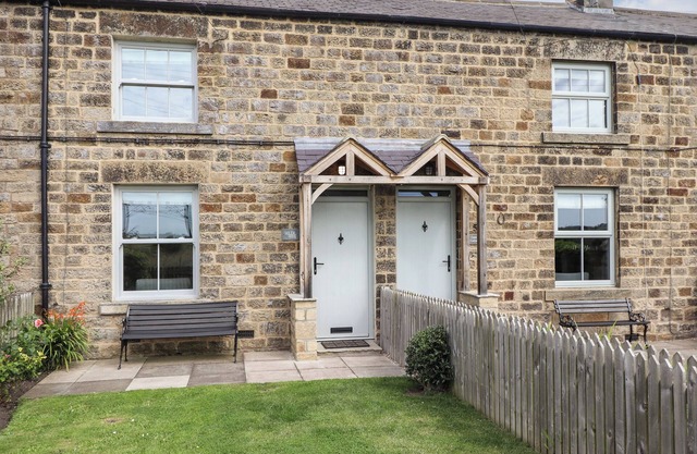 HOLIDA HOOSE, pet friendly, character holiday cottage in Belford