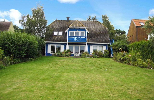 Appartement de vacances avec balcon, vue sur l'eau et le jardin