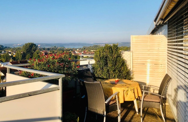 Appartement de vacances Merkle avec vue sur le lac, piscine et terrasse partagées.