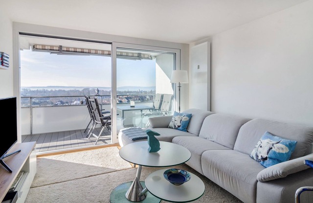 Appartement "Bodenseepanorama Oberuhldingen" avec vue sur le lac, balcon et Wi-Fi.