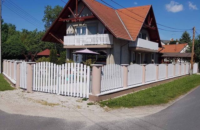 Appartement de vacances avec balancoire pour enfants et bac à sable