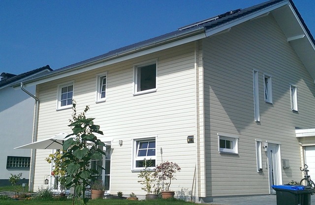 Appartement sans obstacles dans une nouvelle maison en bois dans un cadre rural.