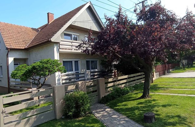 Appartement de vacances adapté aux enfants avec aire de jeux et climatisation