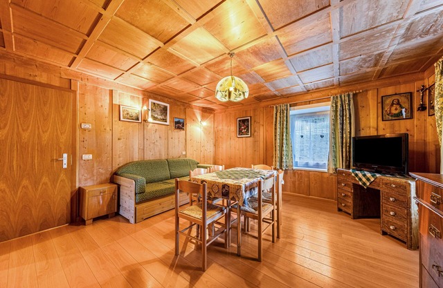 Appartement de vacances "Ciasa Tach" avec vue sur les montagnes, balcon et Wi-Fi.