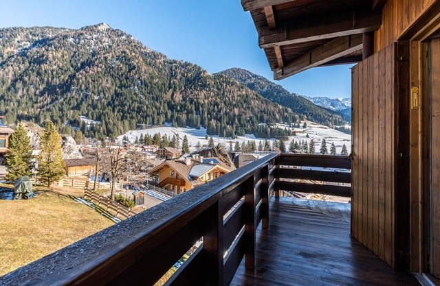 Appartement de vacances "Ciasa Apelli" avec vue sur les montagnes et terrasse.
