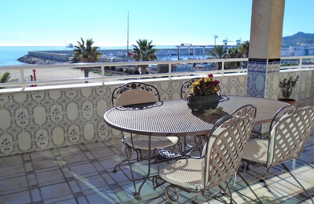 Appartement de vacances 'Atico Frente al Mar' près de la plage avec vue sur mer, terrasse et Wi-Fi.