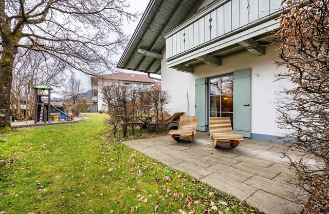 Holiday Apartment 'Brünnstein-Zimmer 18' with Mountain View, Shared Garden and Wi-Fi