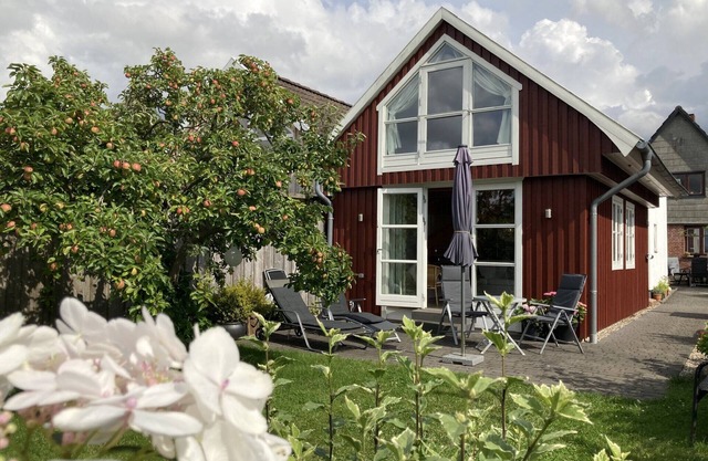 Appartement 'Bullerbü Ferienhäuschen Arnis' avec terrasse privée et jardin privé