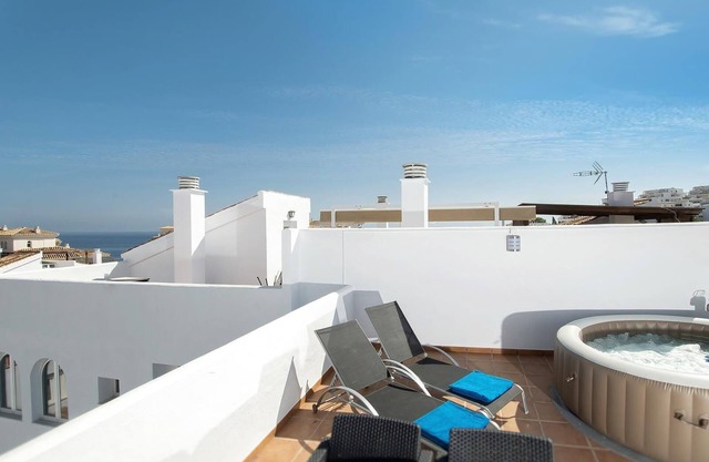 Appartement de vacances "Casa Chana" avec terrasse privée, piscine et jacuzzi partagés.